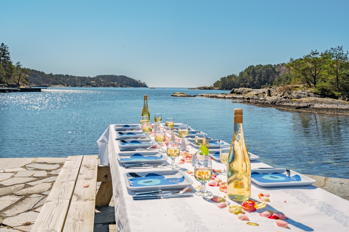 Her kan man sitte mange og nyte ekte Sørlandsidyll Galleribilde