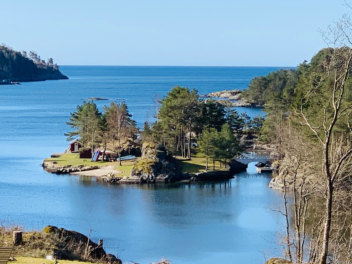 Bilde av hele holmen - med bro over på høyre side og Kvåsefjorden og havet øverst Galleribilde