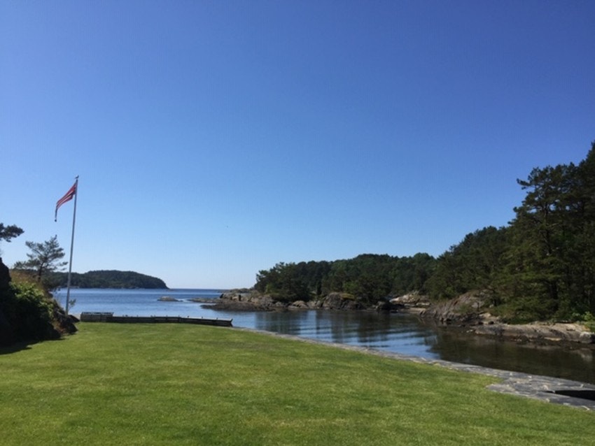 Stor plen utenfor hytten - ypperlig for ballspill og lek Galleribilde