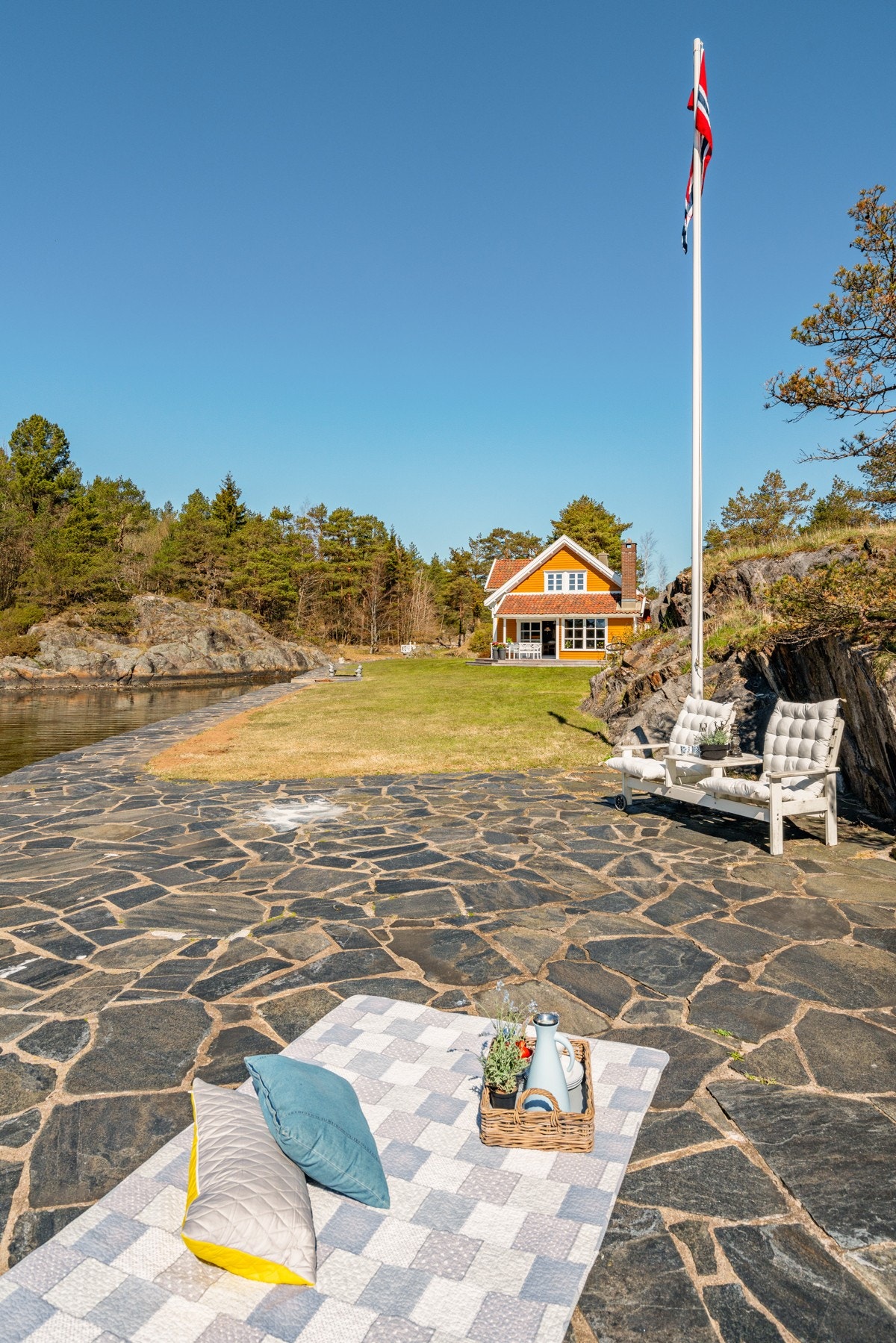 Fra hellelagt uteområde med plass for langbord Galleribilde