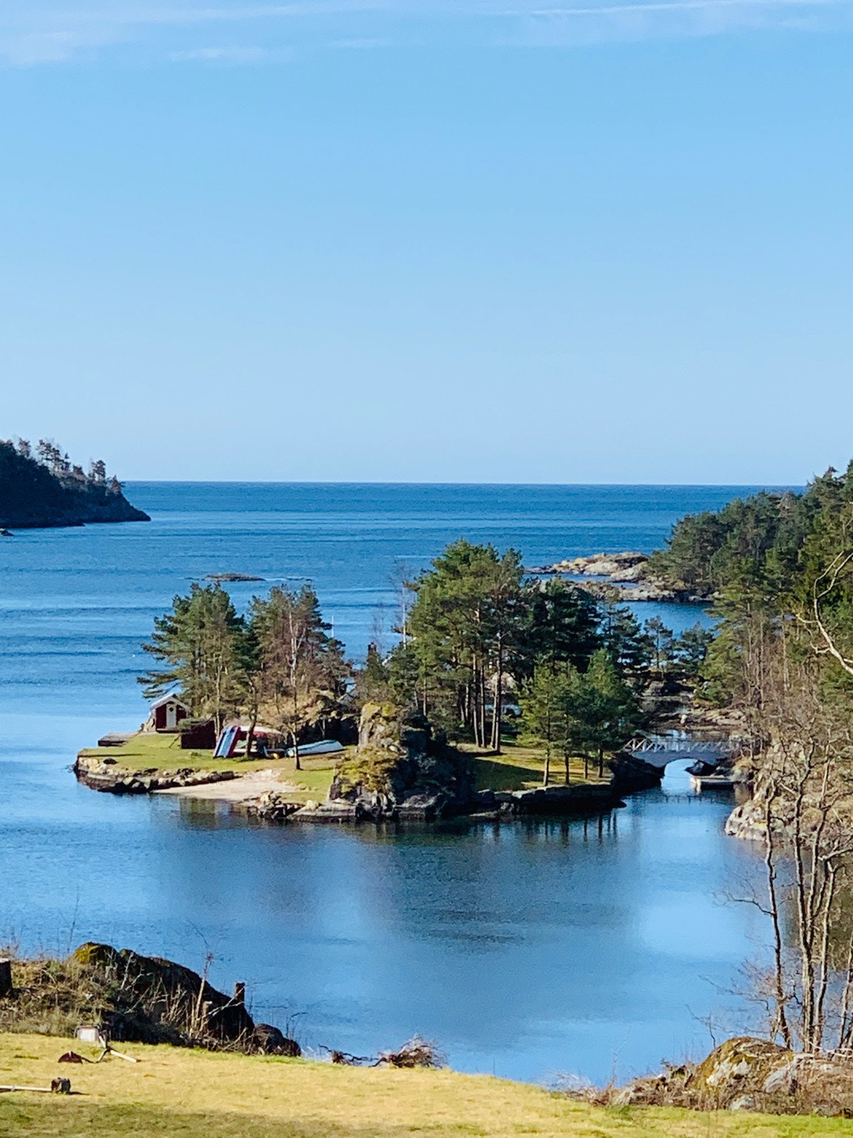Bilde av hele holmen med broen over på høyre side - og Kvåsefjorden øverst Galleribilde