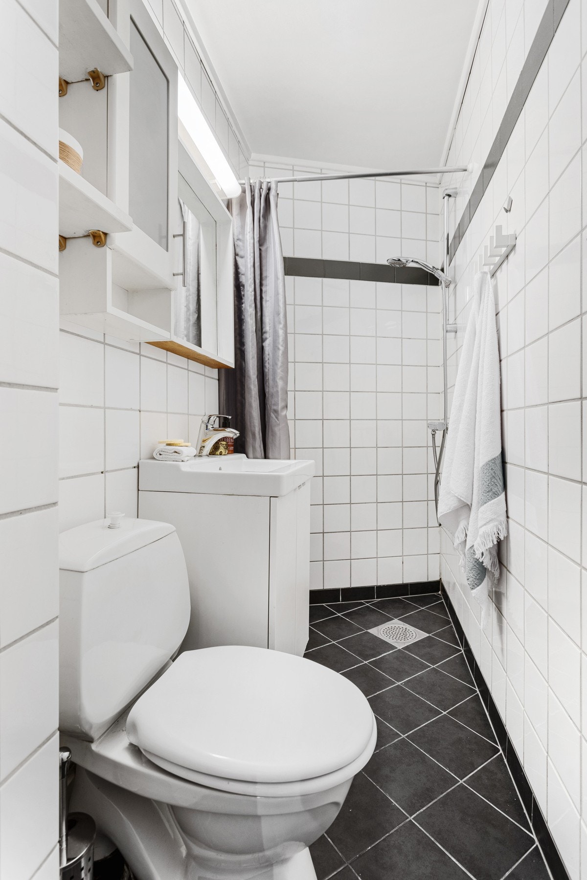 Pent bad med dusjhjørne Galleribilde