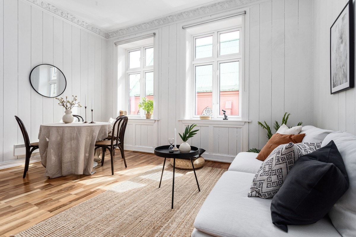 Romslig stue med god plass til spisebord og sofagruppe Galleribilde