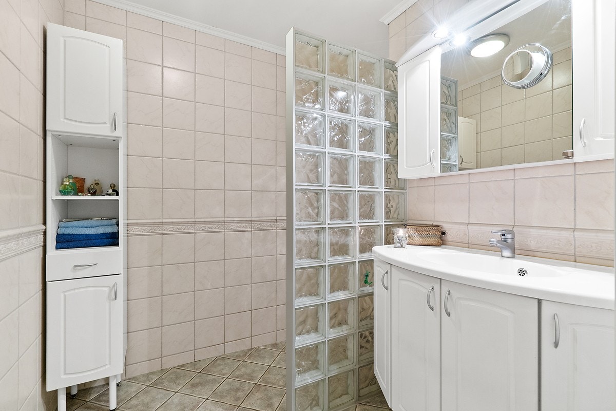 Flislagt bad med gulvvarme. Galleribilde