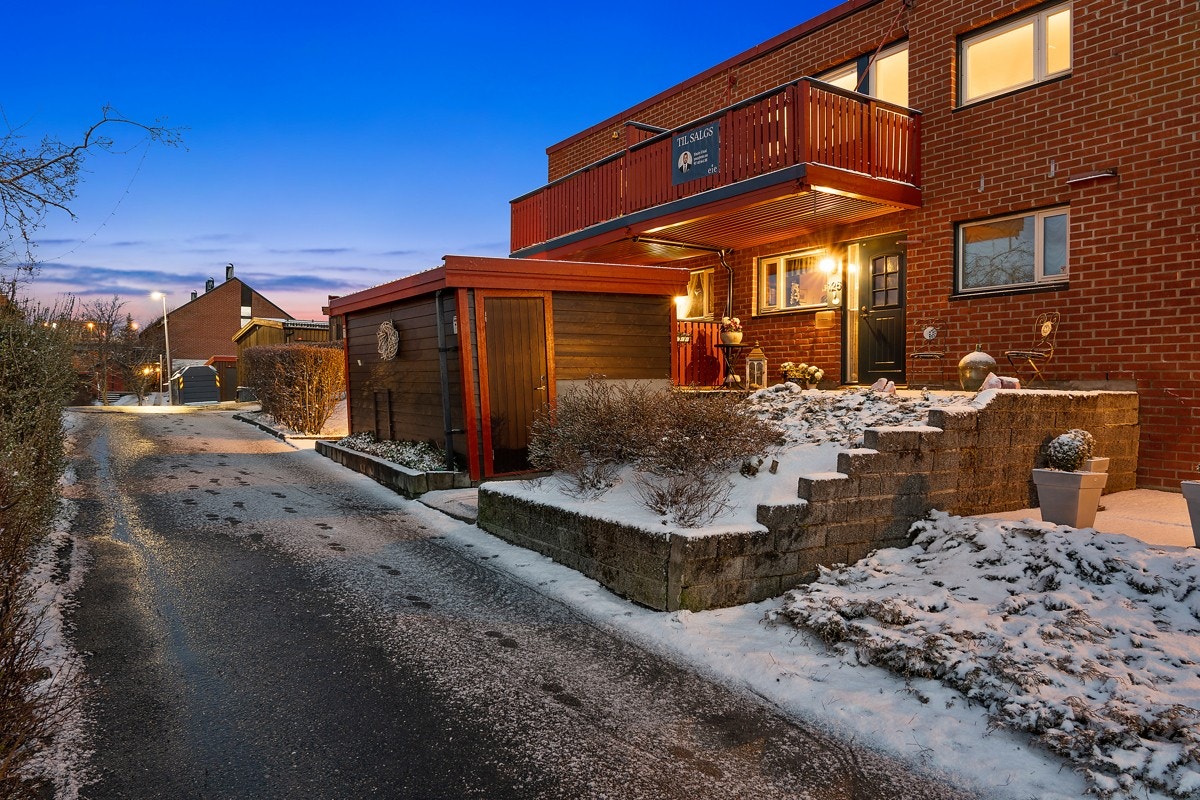 Boligen sogner til Kolstad barneskole og Huseby ungdomsskole. Barnehager i nærheten er blant annet Romolslia barnehage. Galleribilde