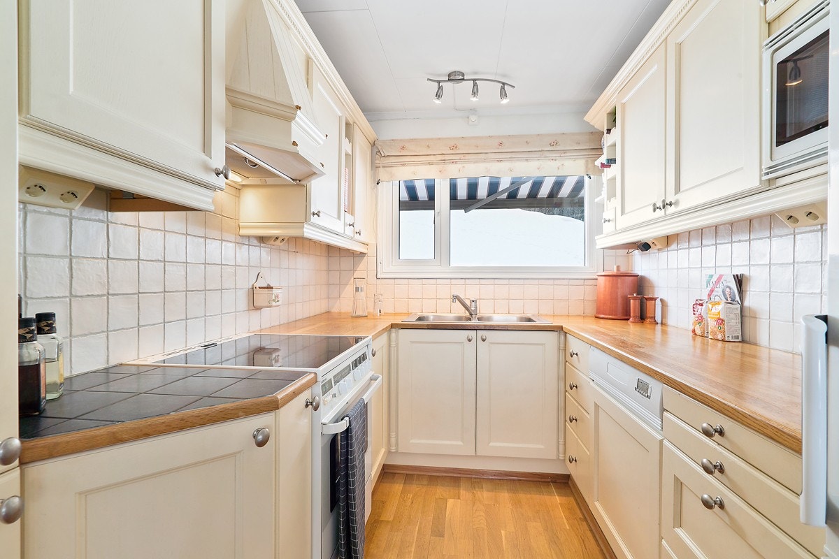 Meget velholdt og romslig kjøkken fra 2008. Galleribilde