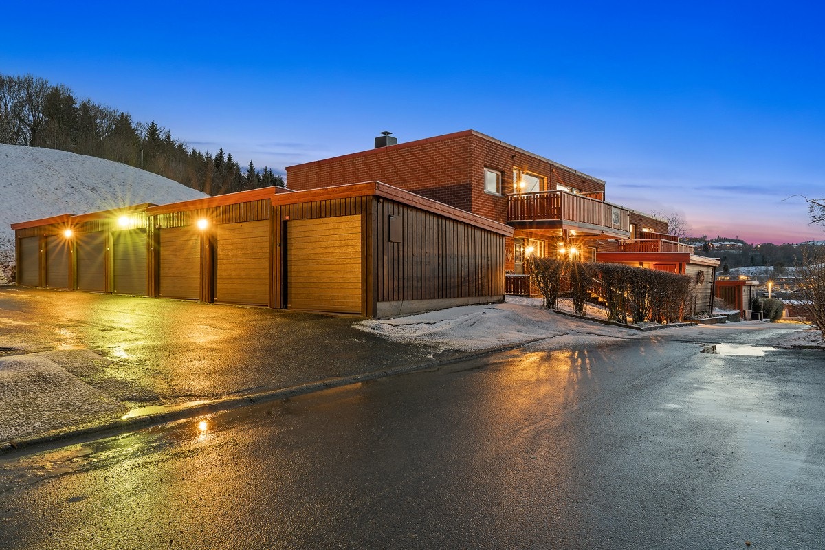 Boligen har egen garasje i rekke. I tillegg er det gode parkeringsplasser for gjester. Galleribilde