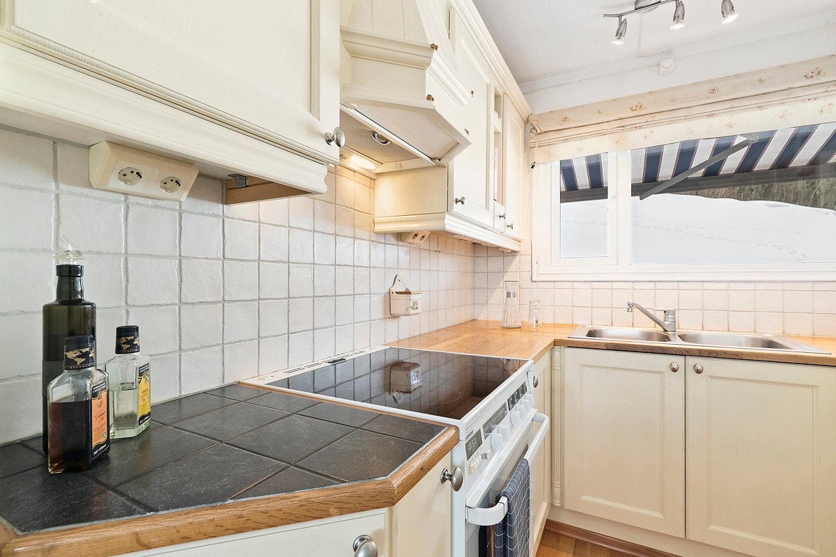 Vindu på kjøkken gjør at du for mer lysinnslipp. Galleribilde