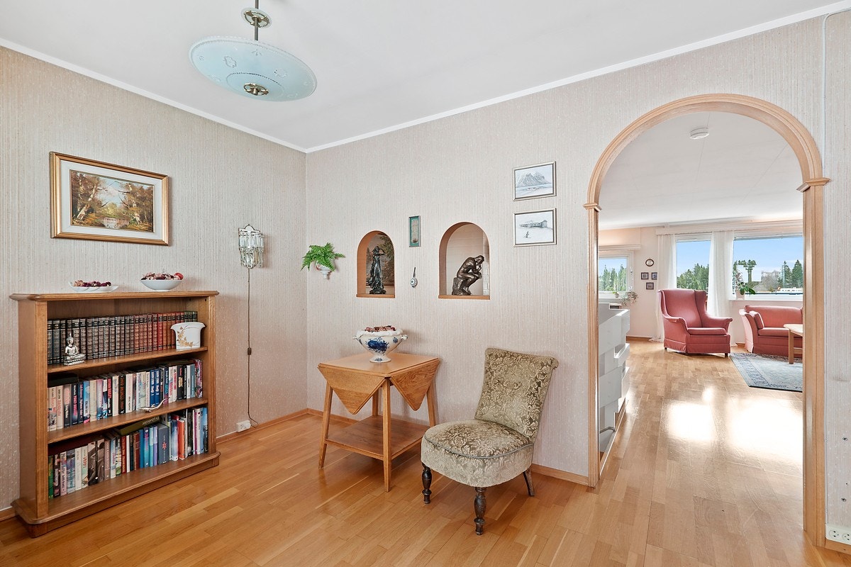 Opprinnelig soverom som er omgjort til spisestue. Det kan med enkle grep tilbakeføres til soverom. Galleribilde