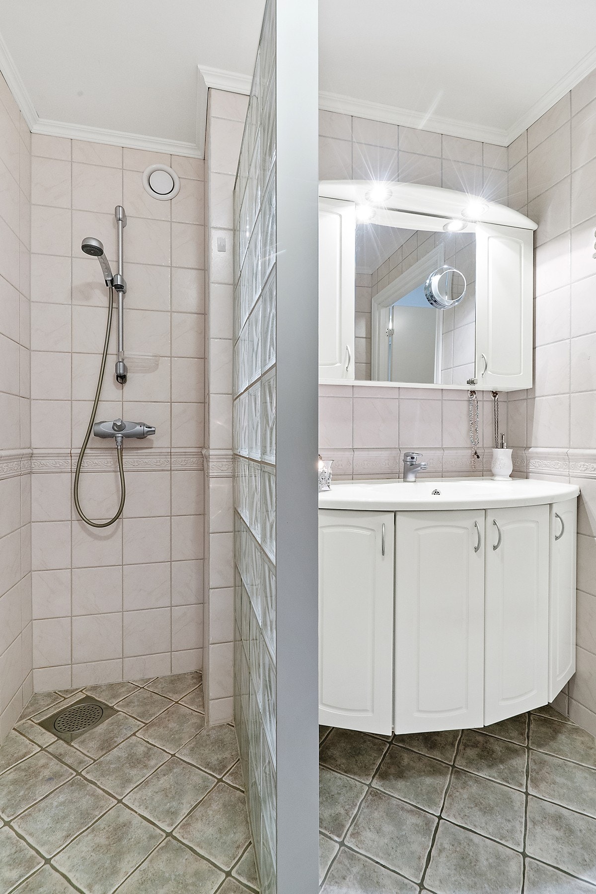 Badet er utstyrt med veggmontert wc, servantskap, servant og mekanisk avtrekk. Galleribilde