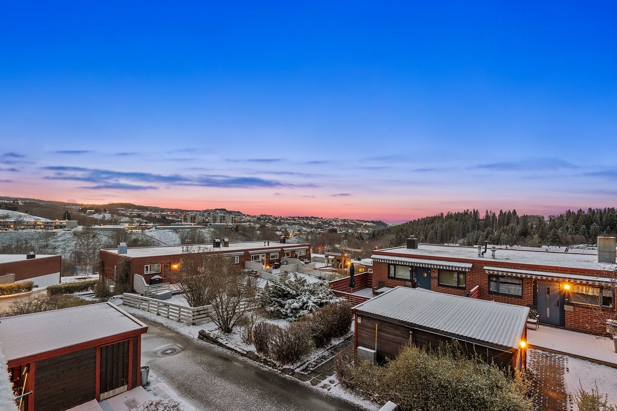 Eie Eiendomsmegling ved Yasin Unal har gleden av å presentere Nyveilia 126. Velholdt og innholdsrikt rekkehus med solrikt hageareal og spektakulært utsikt. Galleribilde