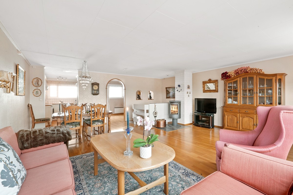 Enorm stue på 40 kvm med vedfyring. Galleribilde