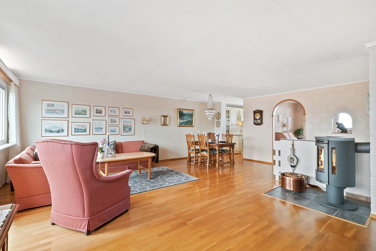 I stua har du vedovn som varmer hele hovedetasjen. Galleribilde