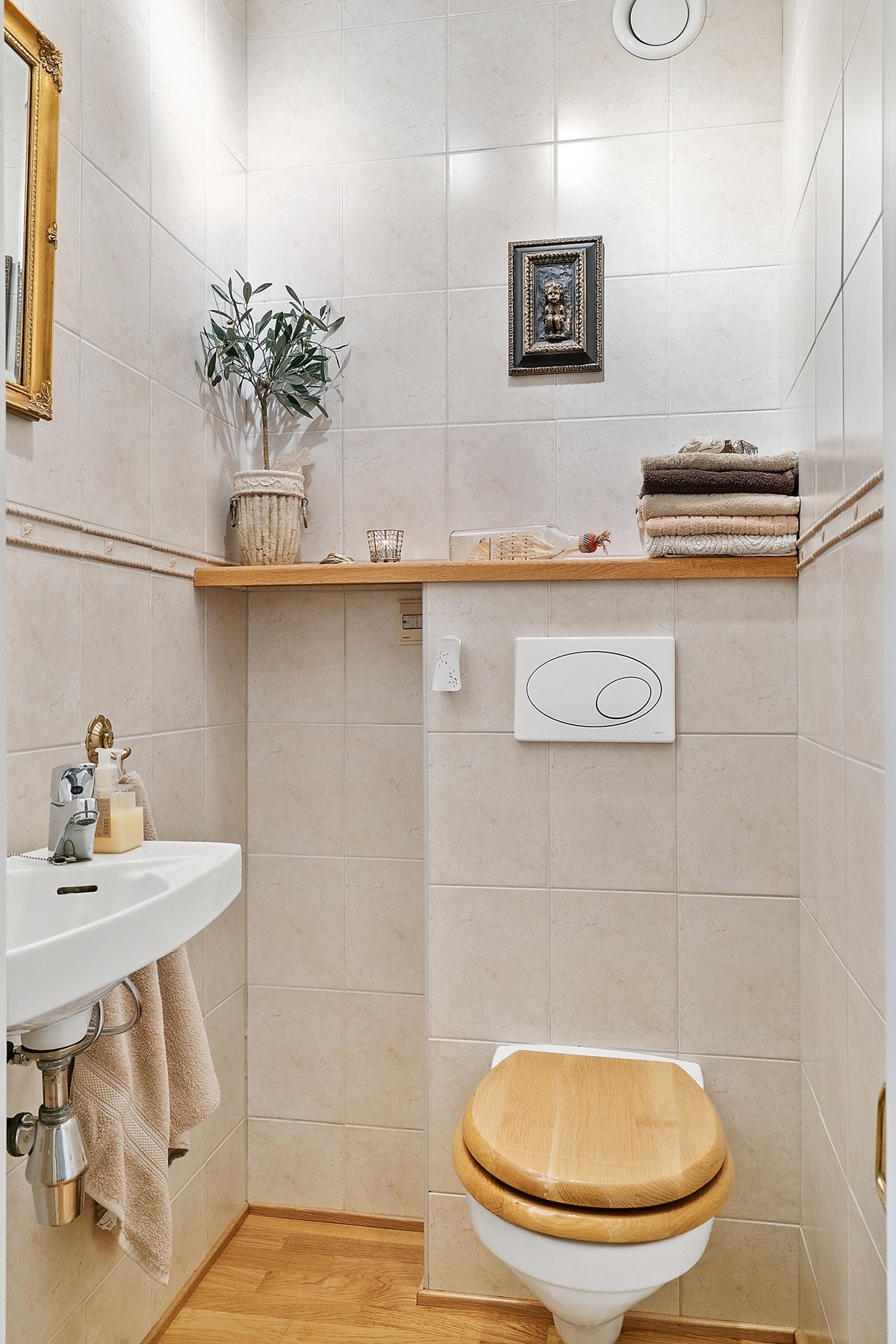 Flislagt toalettrom og montert vegghengt klosett i 2008. Galleribilde