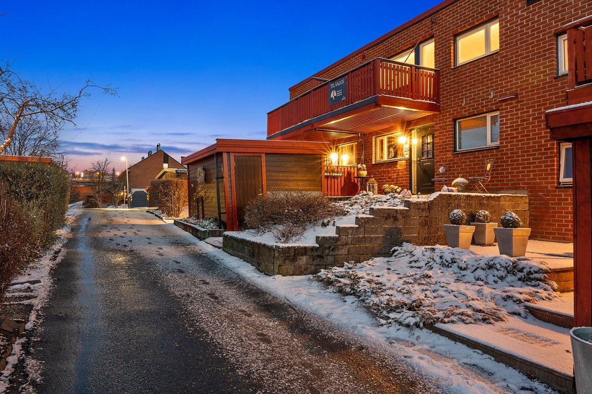 Boligen er oppgradert med solcellepanel, nytt sikringskap og nye vinduer. Galleribilde