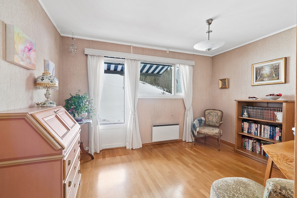 Fra spisestuen er det utgang til tilbaketrukket hage. Galleribilde