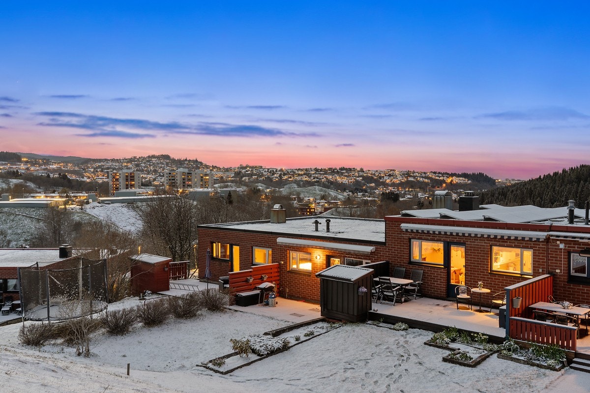 Eiendommen har en fin beliggenhet og nyter godt av de rolige omgivelsene, utsikten, gode solforhold og den kort avstand til dagligdagse fasiliteter. Galleribilde