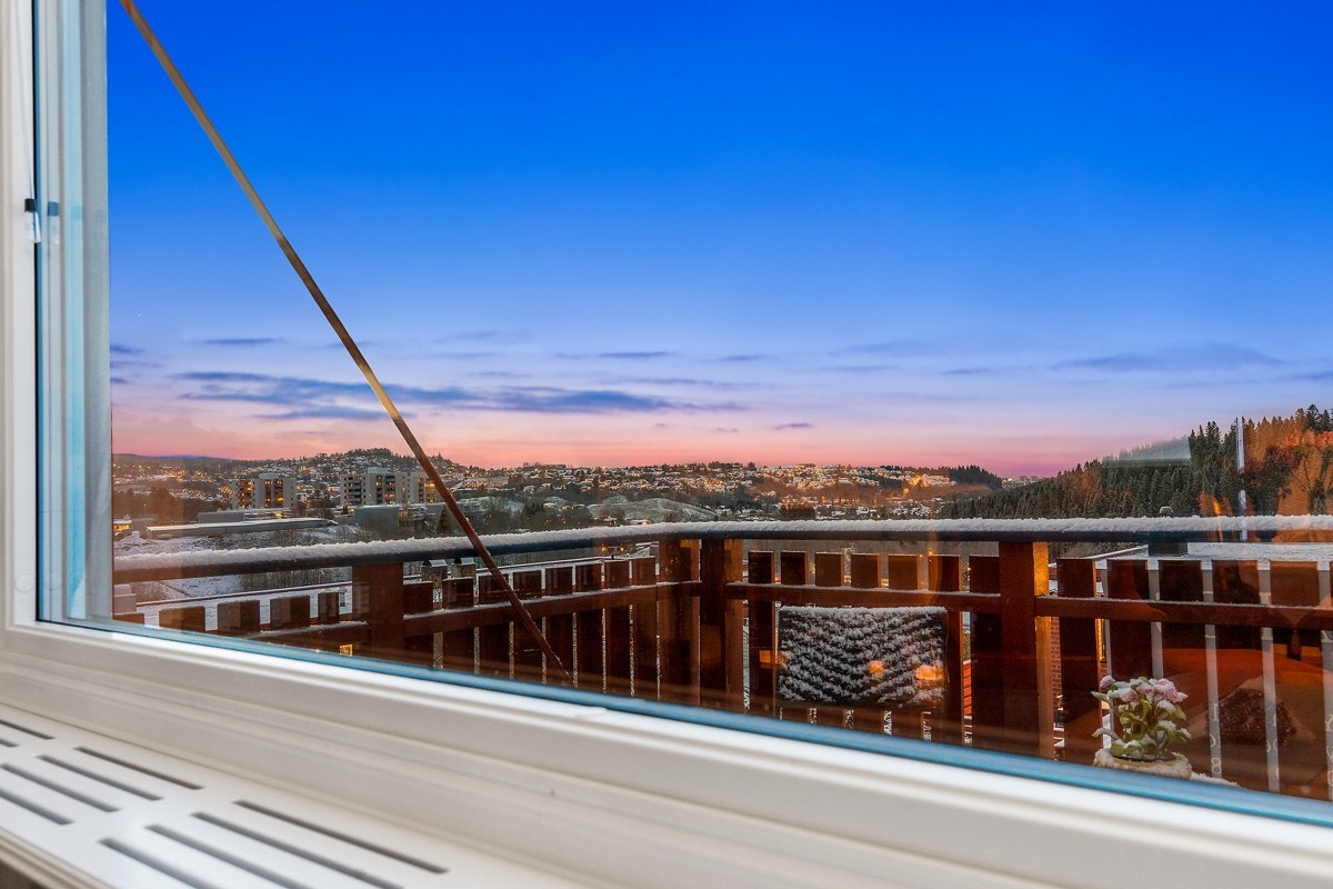 Storslagen og vidstrakt utsikt mot sydøst. Galleribilde