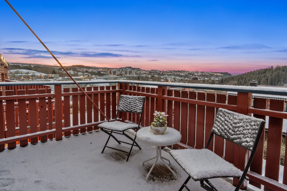 Boligen ligger i et veletablert og barnevennlig boligområde nært Heimdal sentrum. Galleribilde