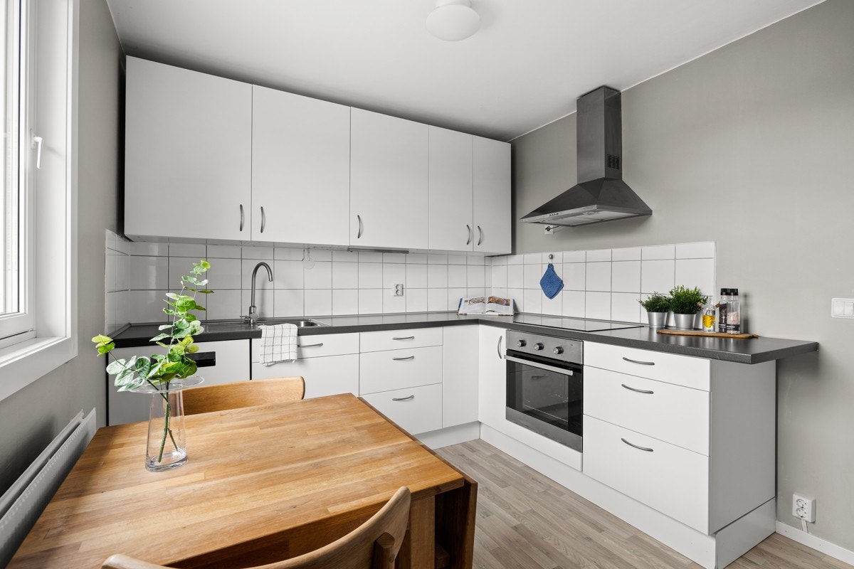 Velkommen til Rugdeberget 2 - en innflyttingsklar og pen leilighet med sentral beliggenhet rett ved marka. Kjøkken, ca. 11 m². IKEA kjøkkeninnredning fra 2014 og ny oppvaskmaskinen i 2018. Galleribilde