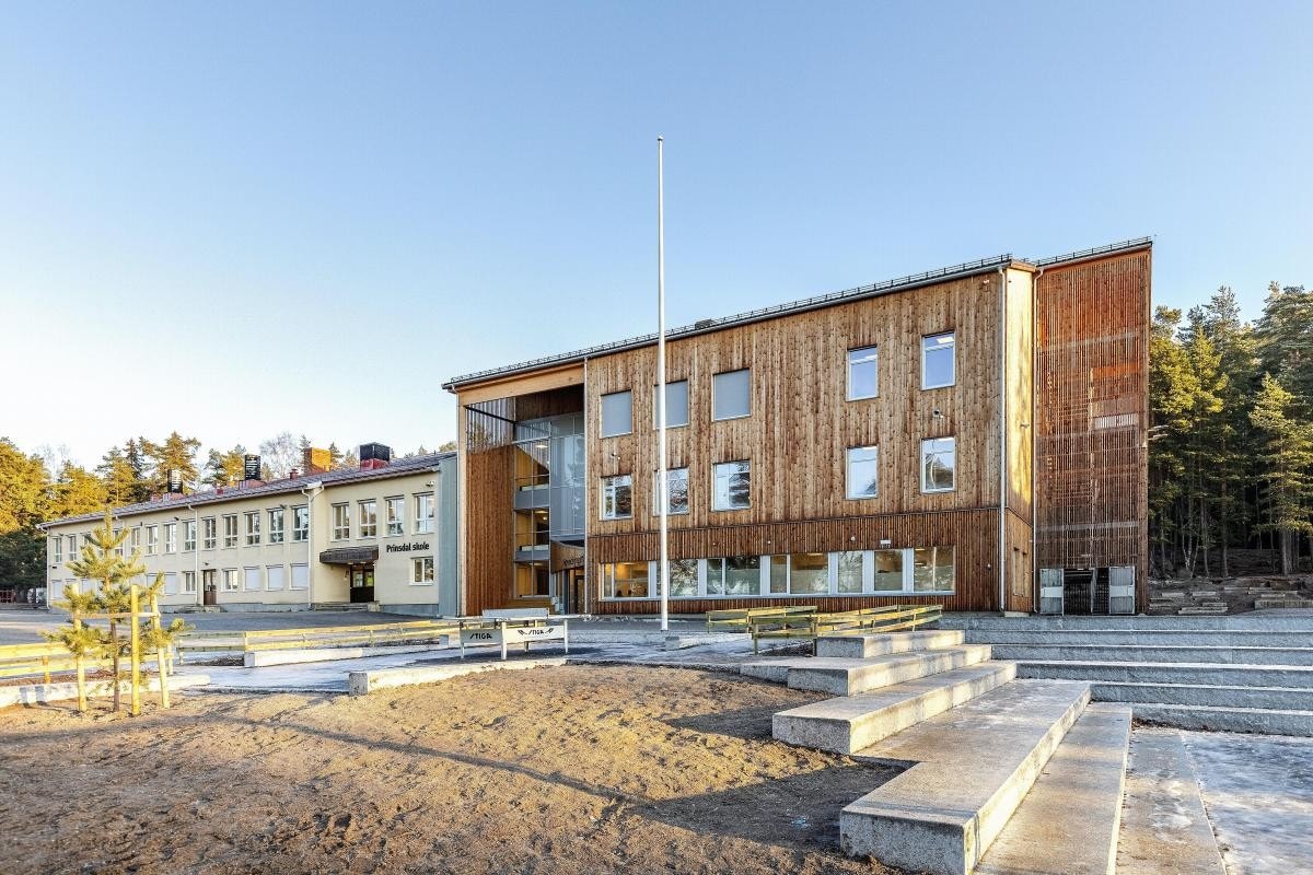 Prinsdal barneskole ligger idyllsik til ved Grønliåsen. Galleribilde