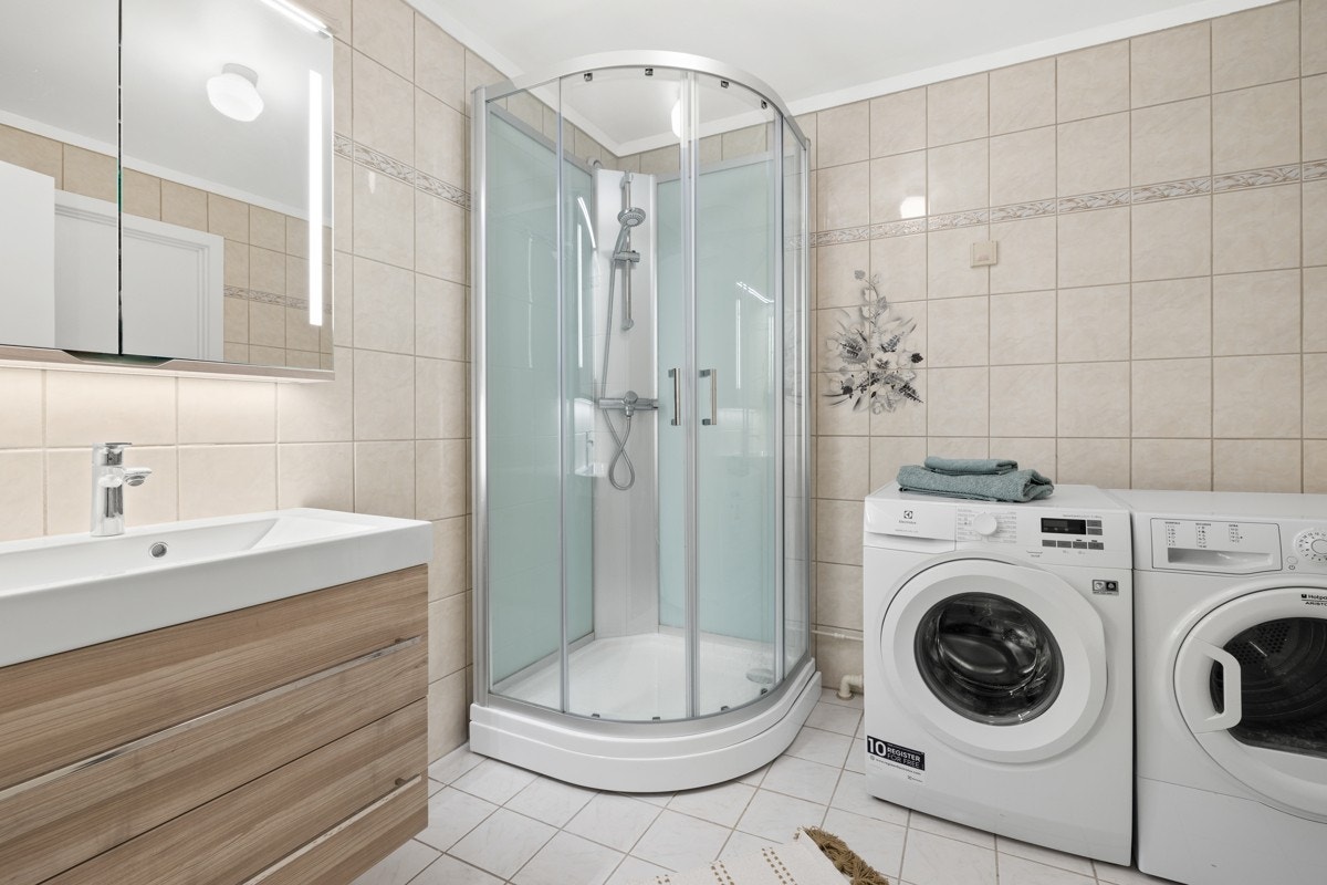 Eldre flislagt bad, nytt dusjkabinett, servant mm i 2017. Galleribilde