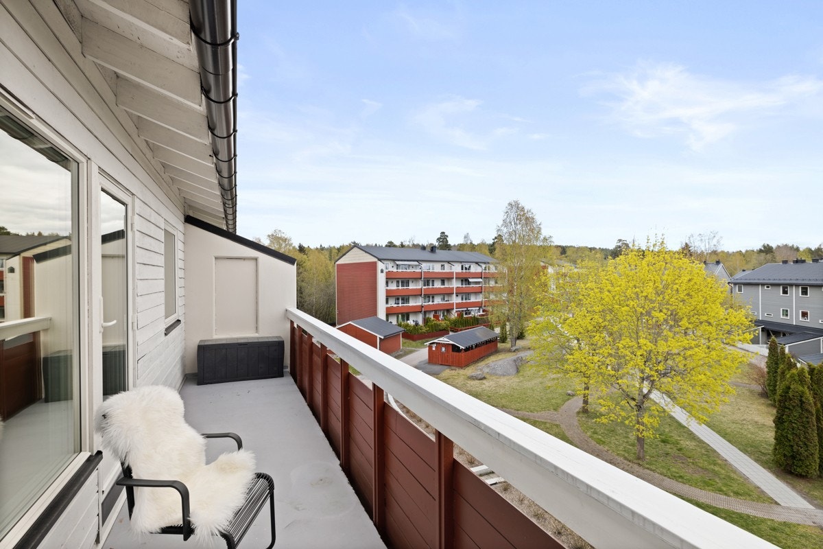 Sørvestvendt balkong med utsikt over nærområdet og mot marka. Galleribilde