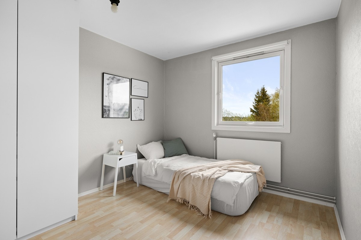 Soverom 2 er ca 12 m², med vindu mot nordøst. Helt usjenert og uten innsyn. Dette er et svalt og luftig soverom. Galleribilde