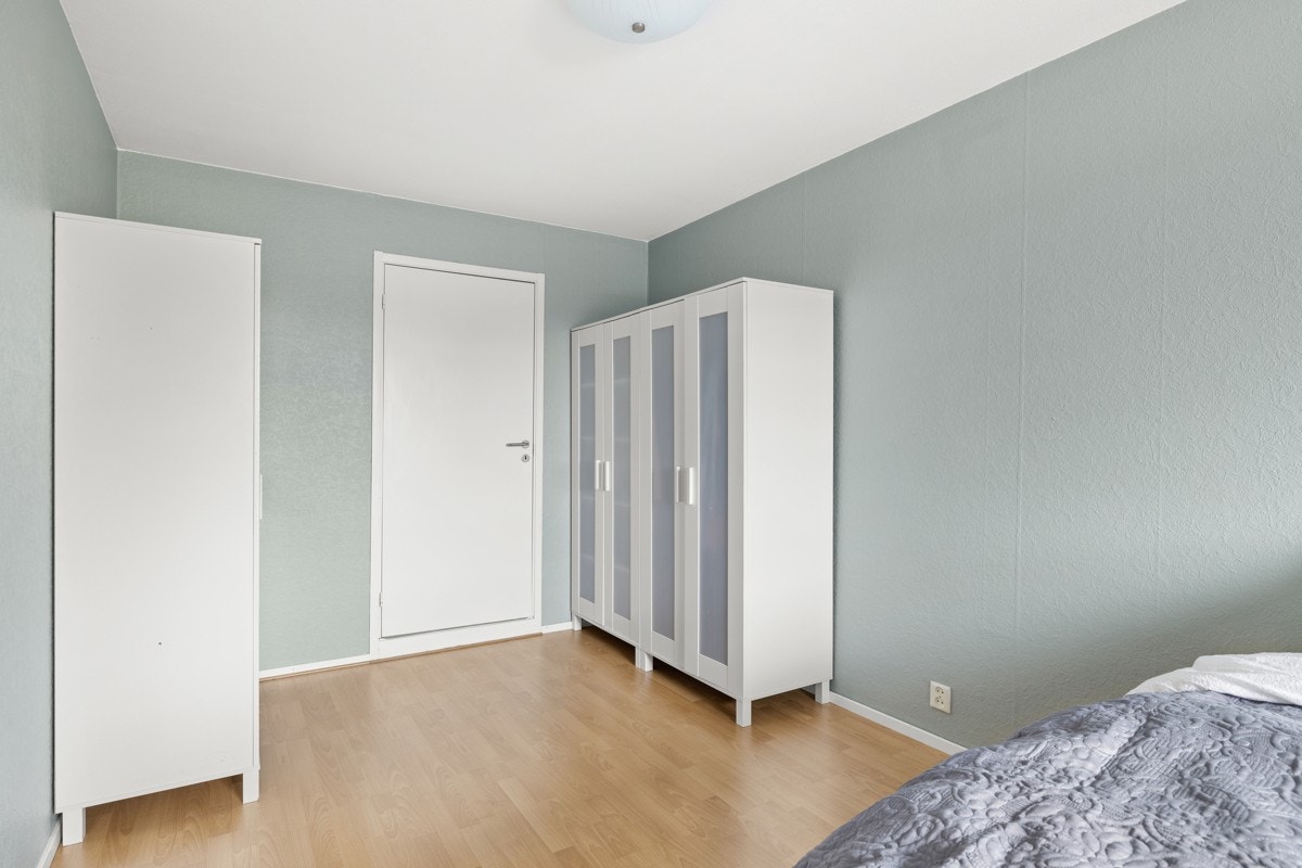 Hovedsoverommet har direkte adkomst til badet. Det er 4 doble garderobeskap som medfølger. Galleribilde