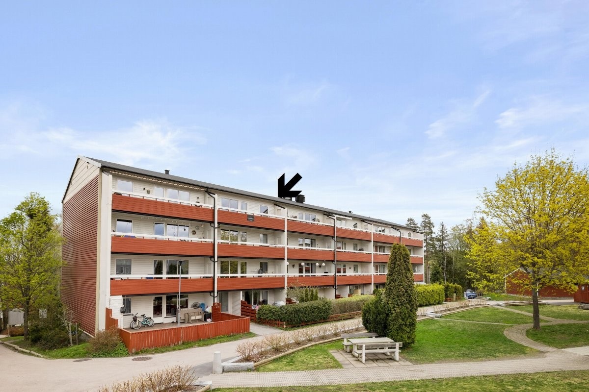 En innflyttingsklar og pen leilighet med sentral beliggenhet rett ved marka. 1 min. til bussholdeplass. Galleribilde