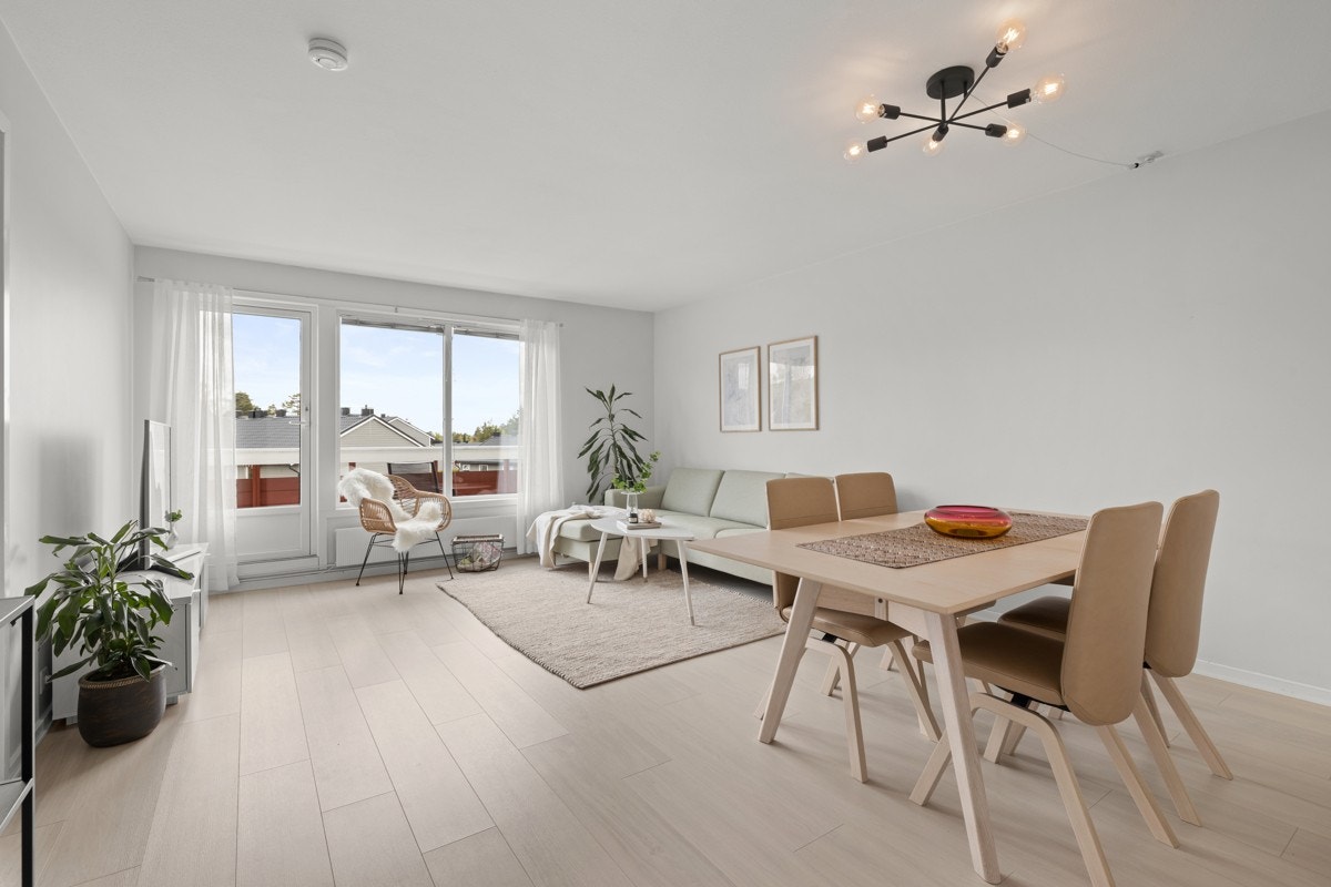 Stue ca 23 m². Romslig og lys stue/ spisestue med store vindusflater mot sørvest gir et lyst og tiltalende uttrykk samt god romfølelse. Det er god plass for sofaløsning med tilhørende møblement og spisebord. Galleribilde