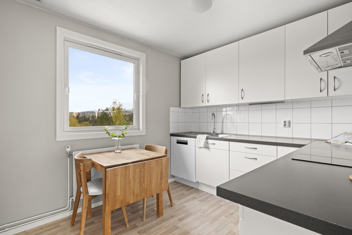 Hyggelig spiseplass ved vindu mot nordøst med vid utsikt. Induksjon platetopp, og karusell i hjørnetskapet. Galleribilde