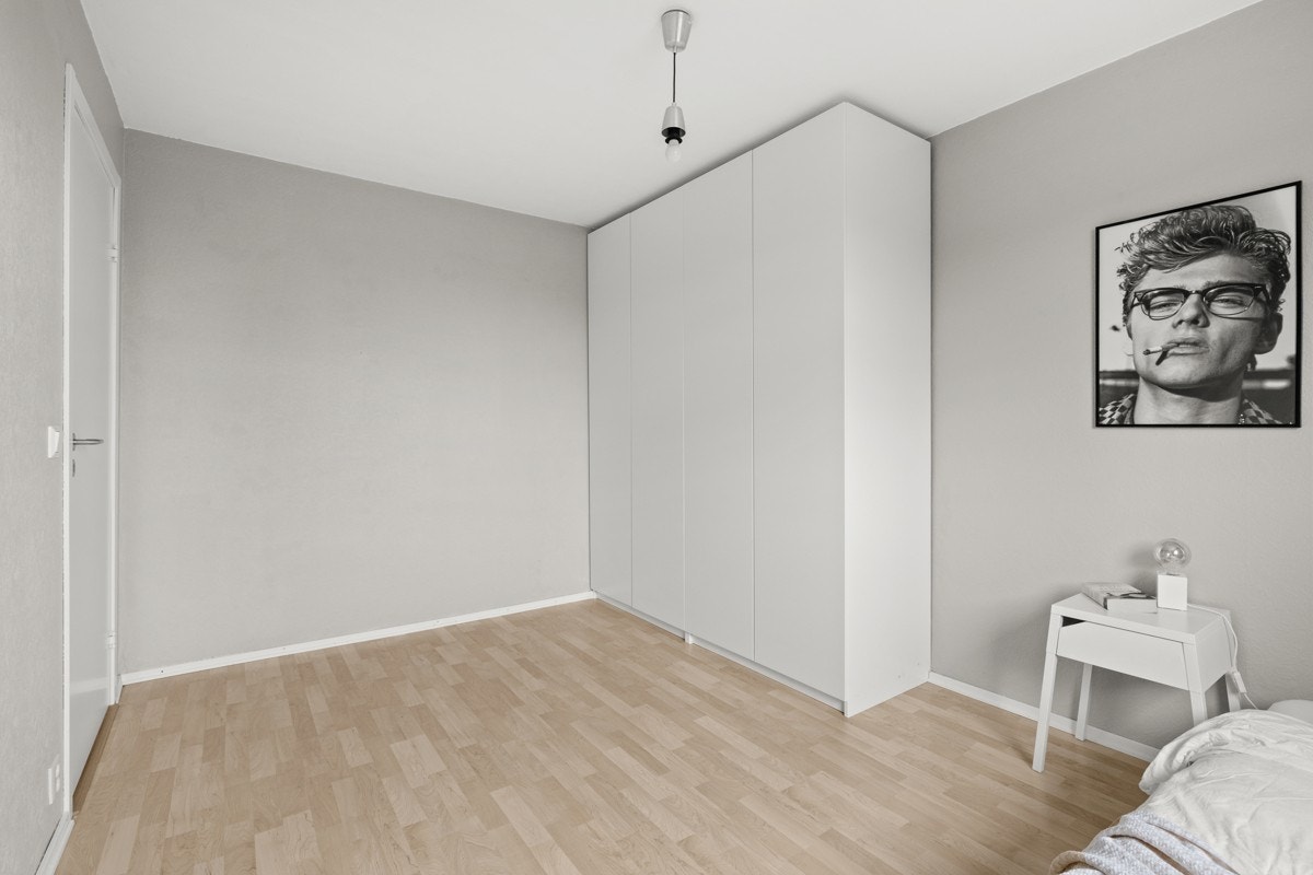 Det er 2 doble garderobeskap som medfølger. Galleribilde