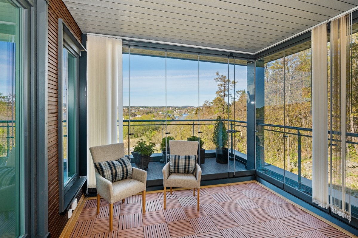 Overbygd glassveranda/sommerstue Galleribilde