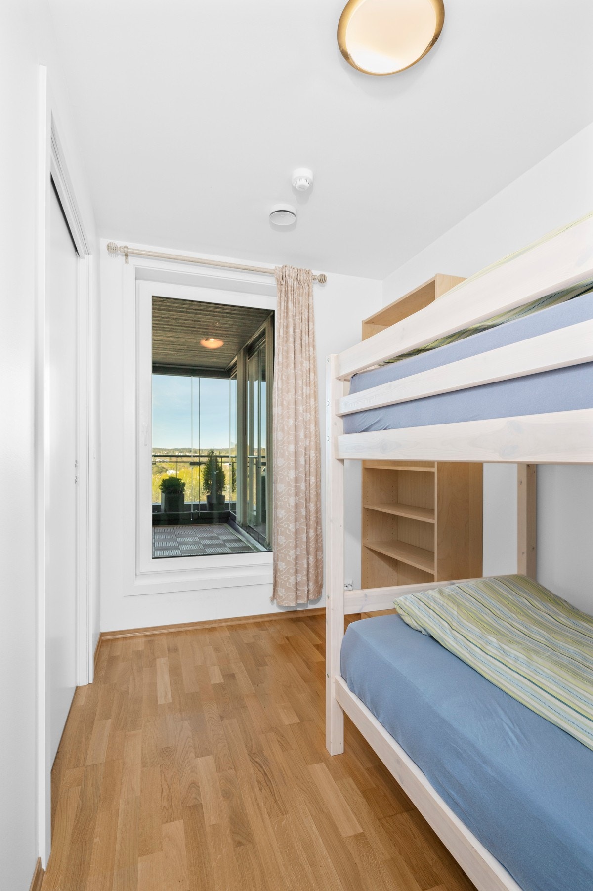 Soverom 2 med utgang til glassveranda/sommerstue Galleribilde