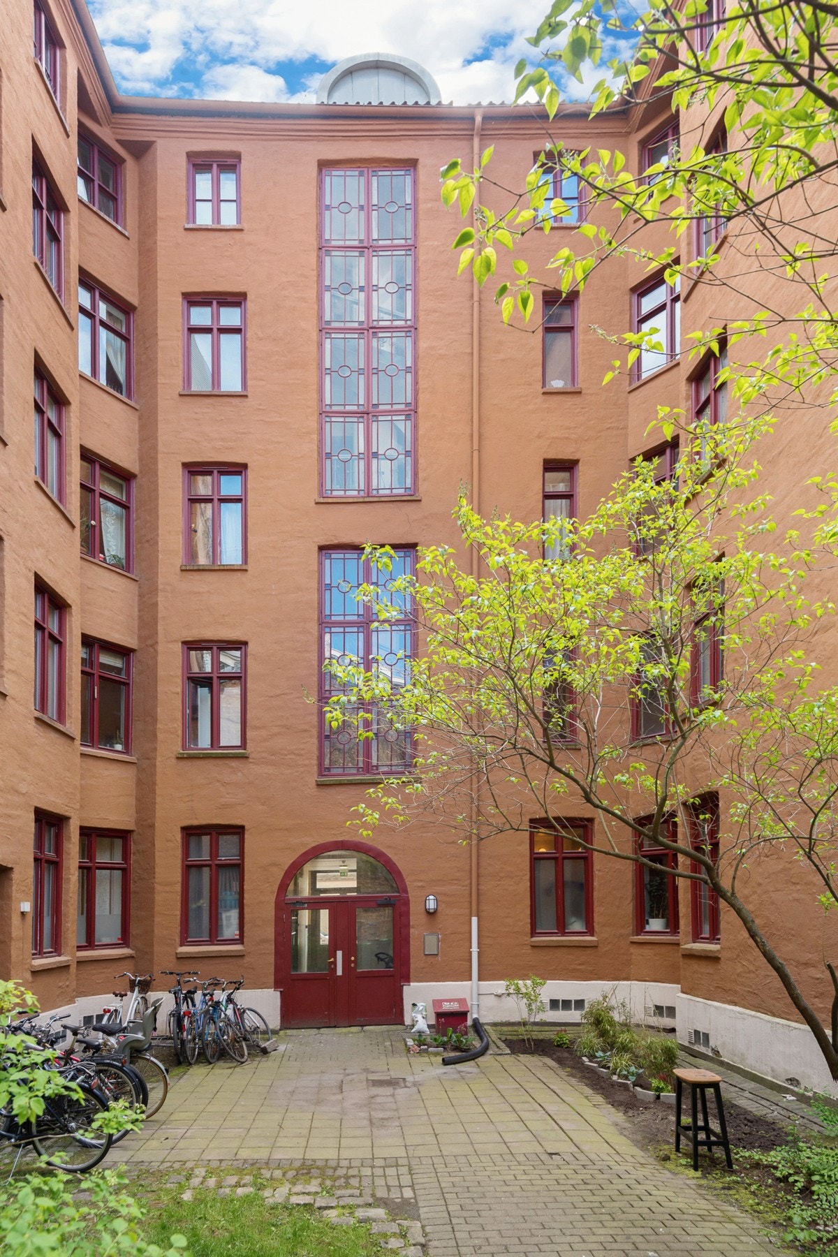 Fasade sett fra bakgård. Flere av rommene i leiligheten vender mot den rolige bakgården Galleribilde