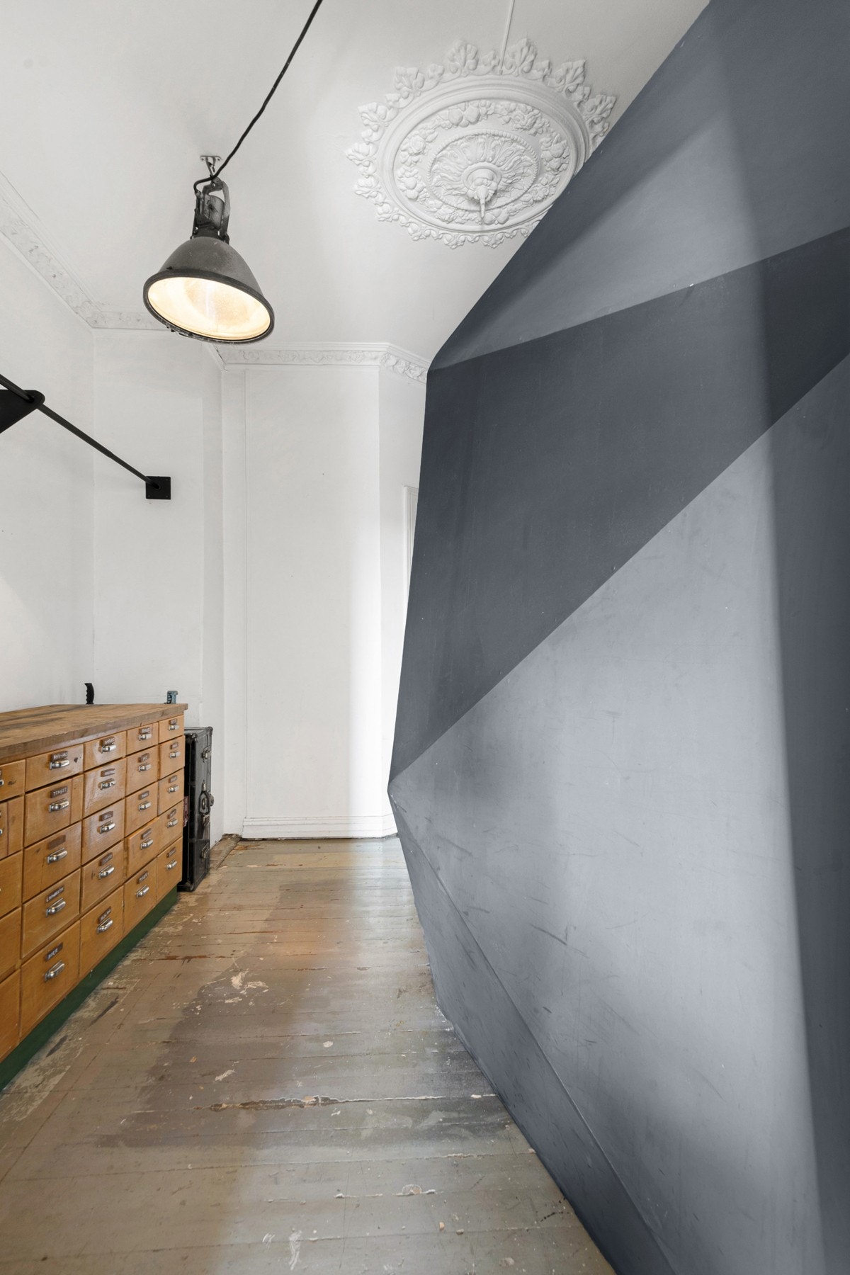 Her er det bygget et rom i rommet uten at dette har berørt rosett og stukkatur Galleribilde