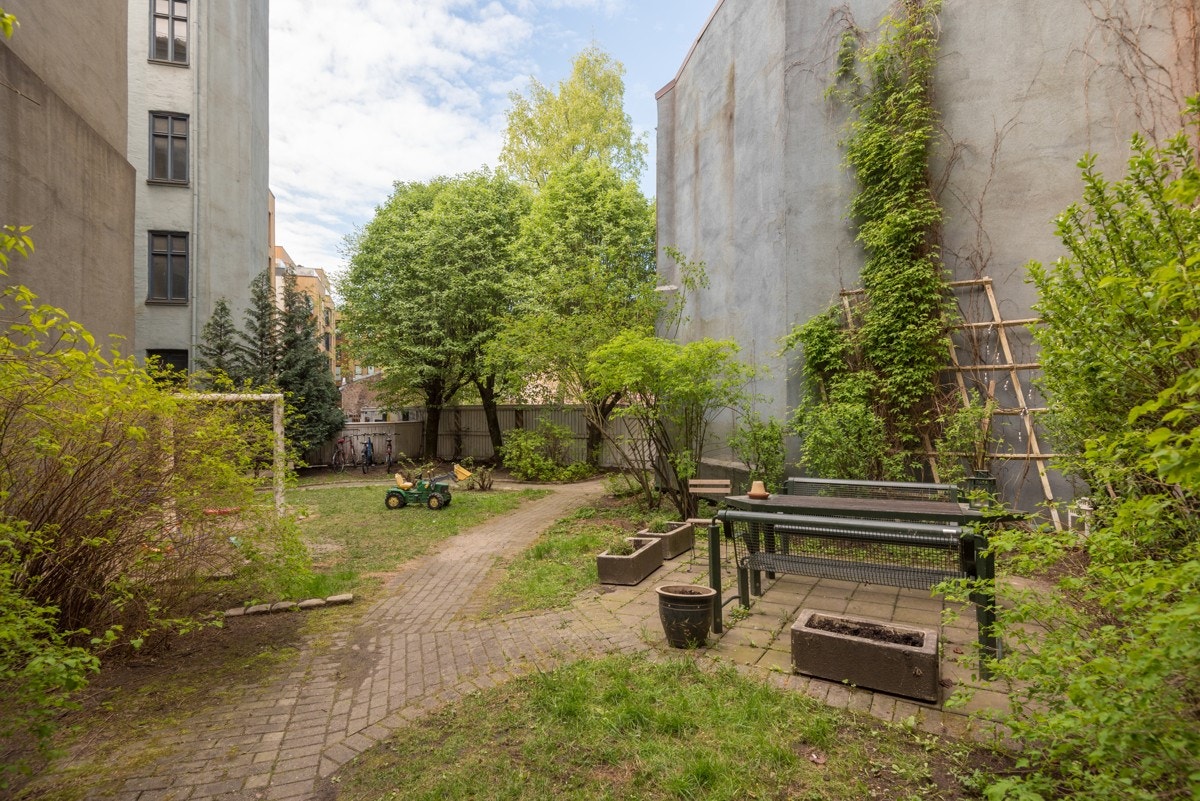 Opparbeidet og hyggelig bakgård. Sameiet vil få bruksrett til et stort og flott privat parkareal som grenser mot bakgården (Hollenderkvartalet) Galleribilde