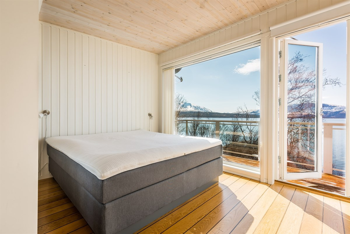 Hovedsoverom har egen veranda mot sørvest