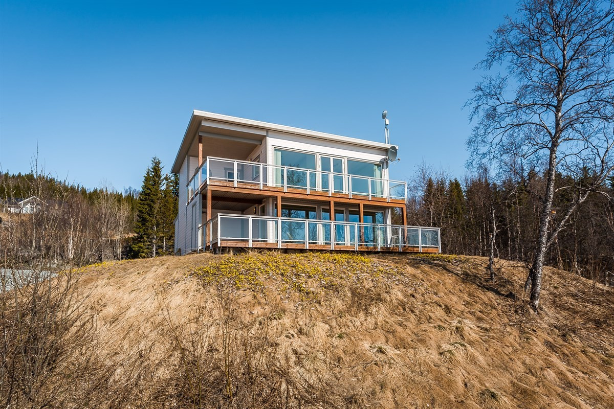 Boligen ligger på en høyde og har flott utsikt