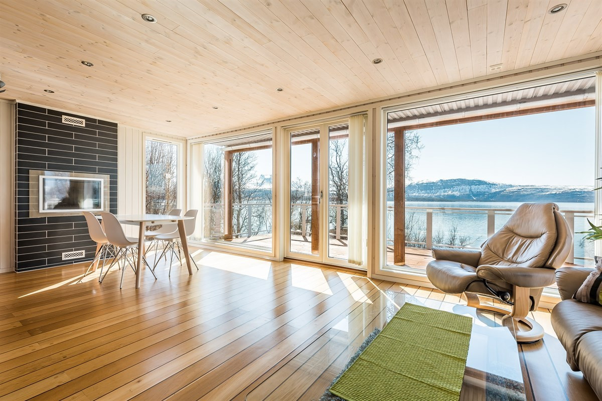 Downlights, skipsgulv og gasspeis i stue