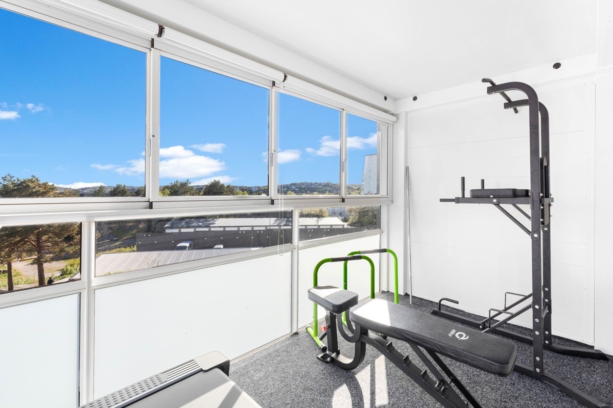 Stor innglasset balkong med gode solforhold og utsikt Galleribilde