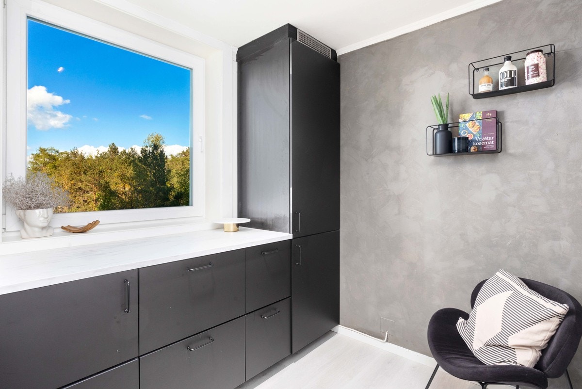 Integrerte hvitevarer som kjøl/frys, oppvaskmaskin, ovn, platetopp, mikro og ventilator Galleribilde