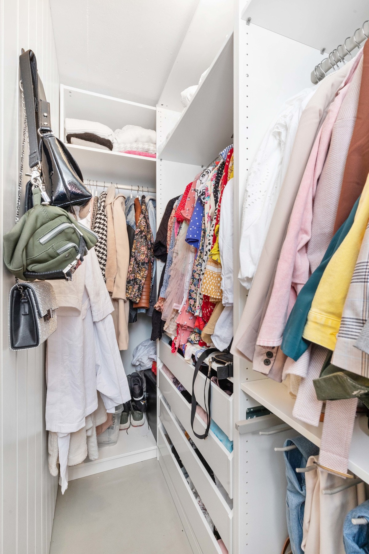 Fra hovedsoverom er det inngang til bod/walk - in garderobe Galleribilde