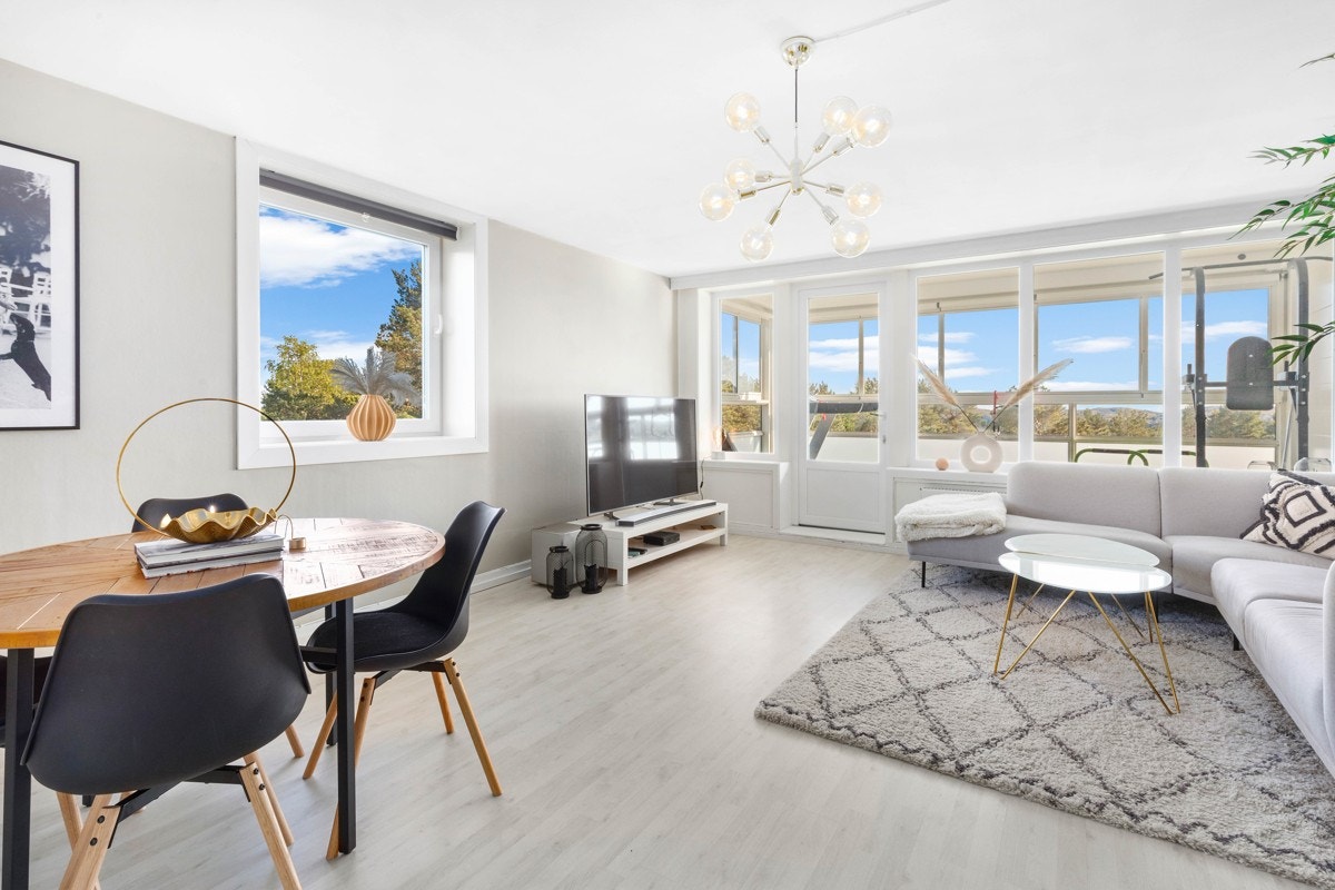 En flott oppusset 4-roms beliggende i byggets 3. etg. med stor innglasset balkong Galleribilde