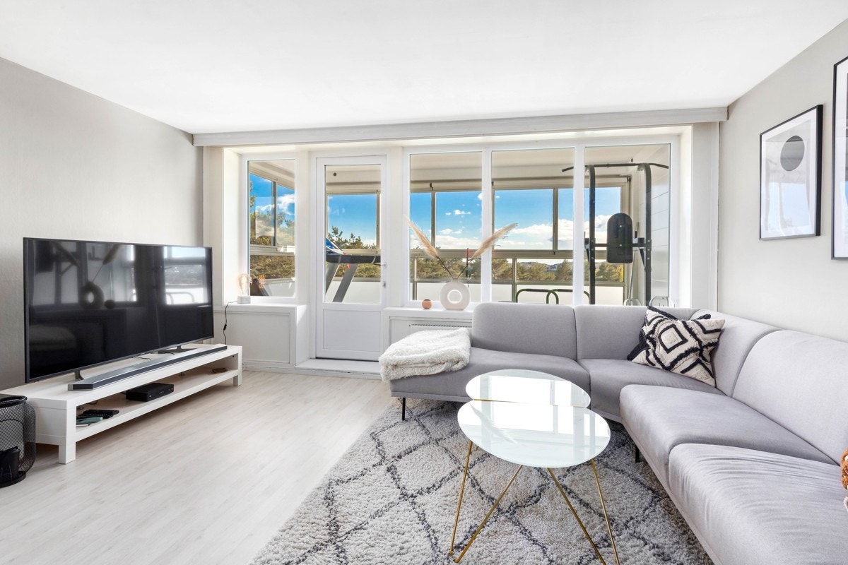 Fra stuen er det utgang til en solrik innglasset balkong med utsikt Galleribilde