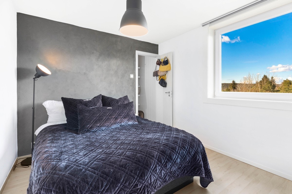 Romslig hovedsoverom med plass til dobbeltseng og klesskap/kommode Galleribilde