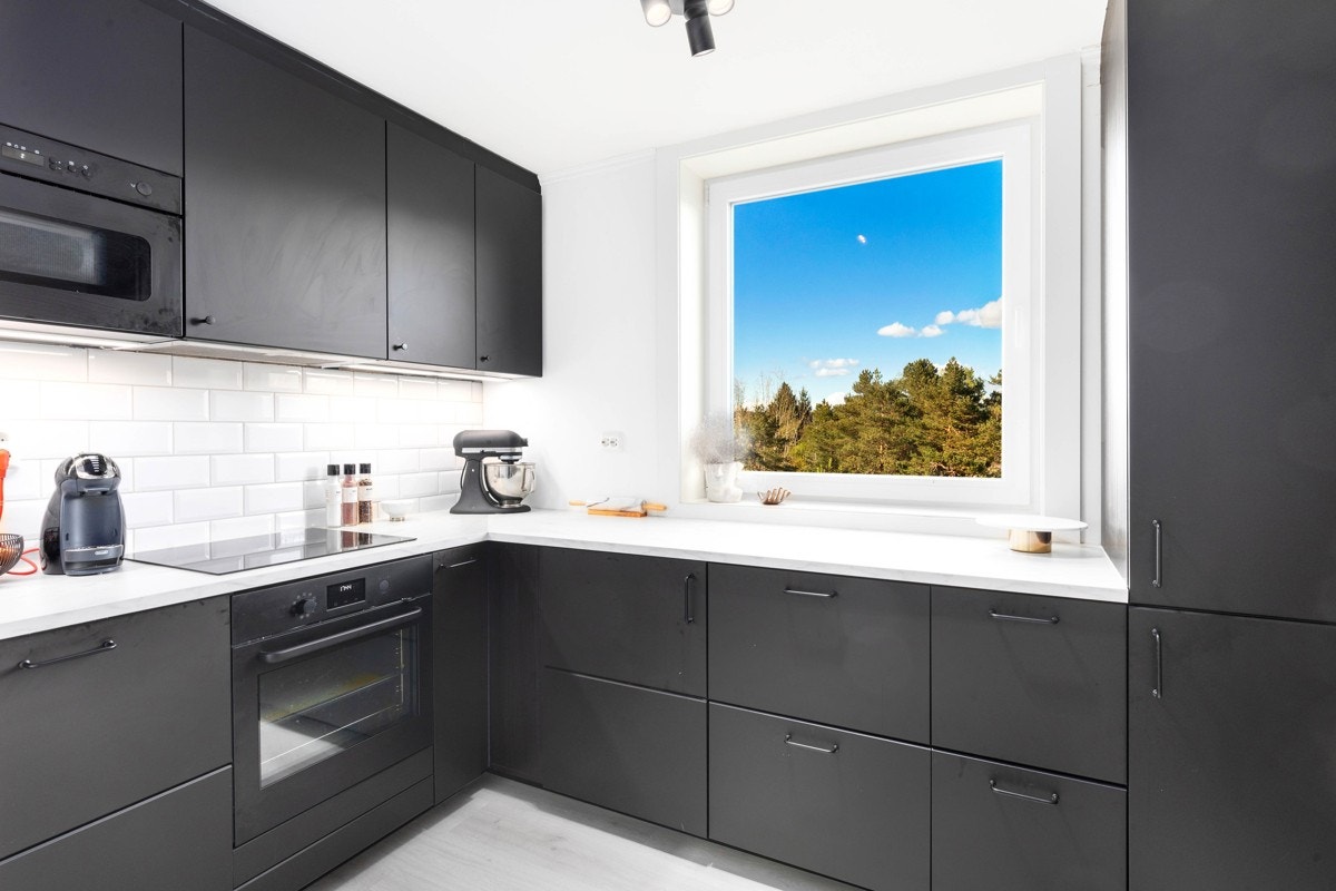 Nytt kjøkken fra ikea med mørke fronter og stein benkeplate Galleribilde