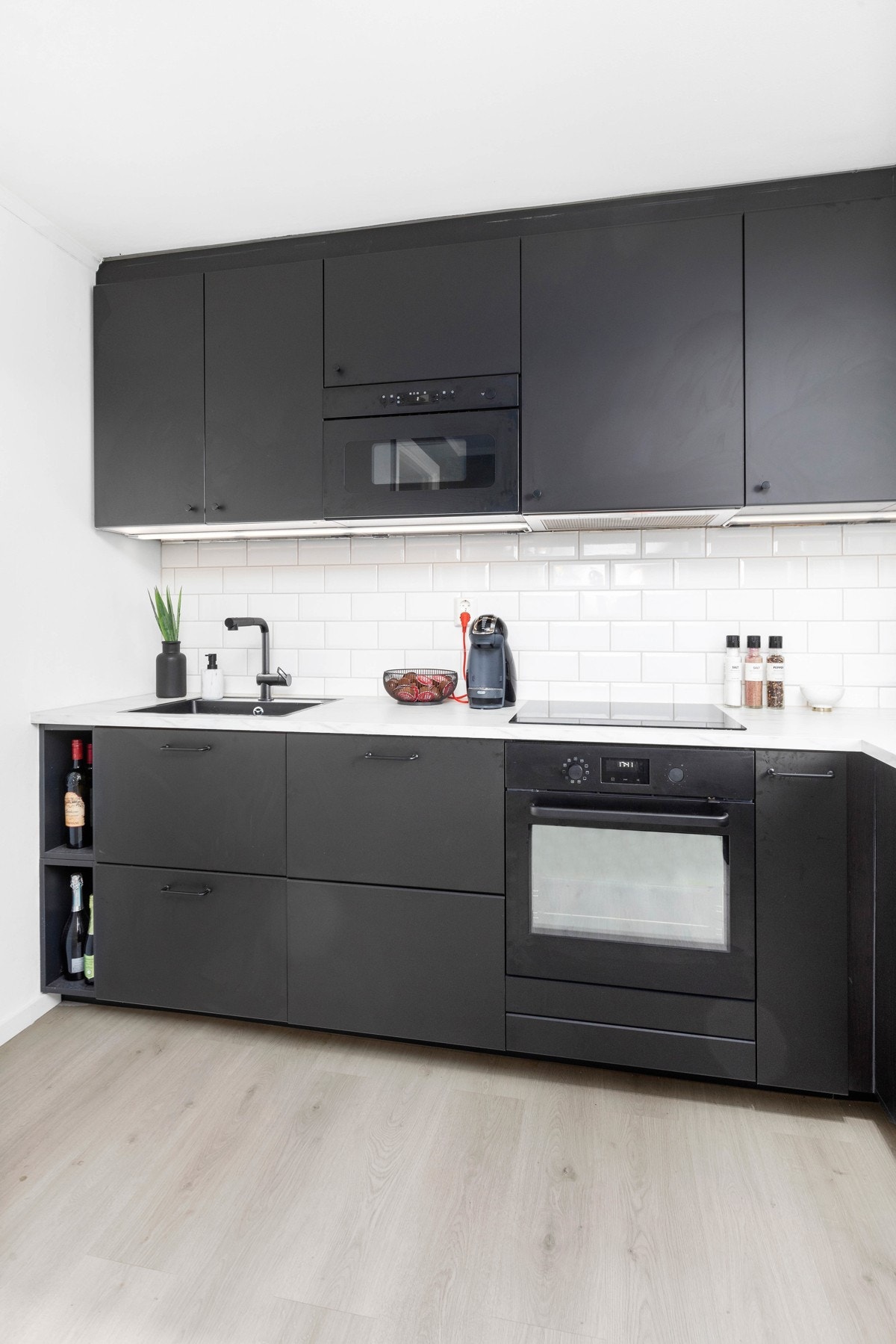 God med skap og benkeplass på kjøkken Galleribilde