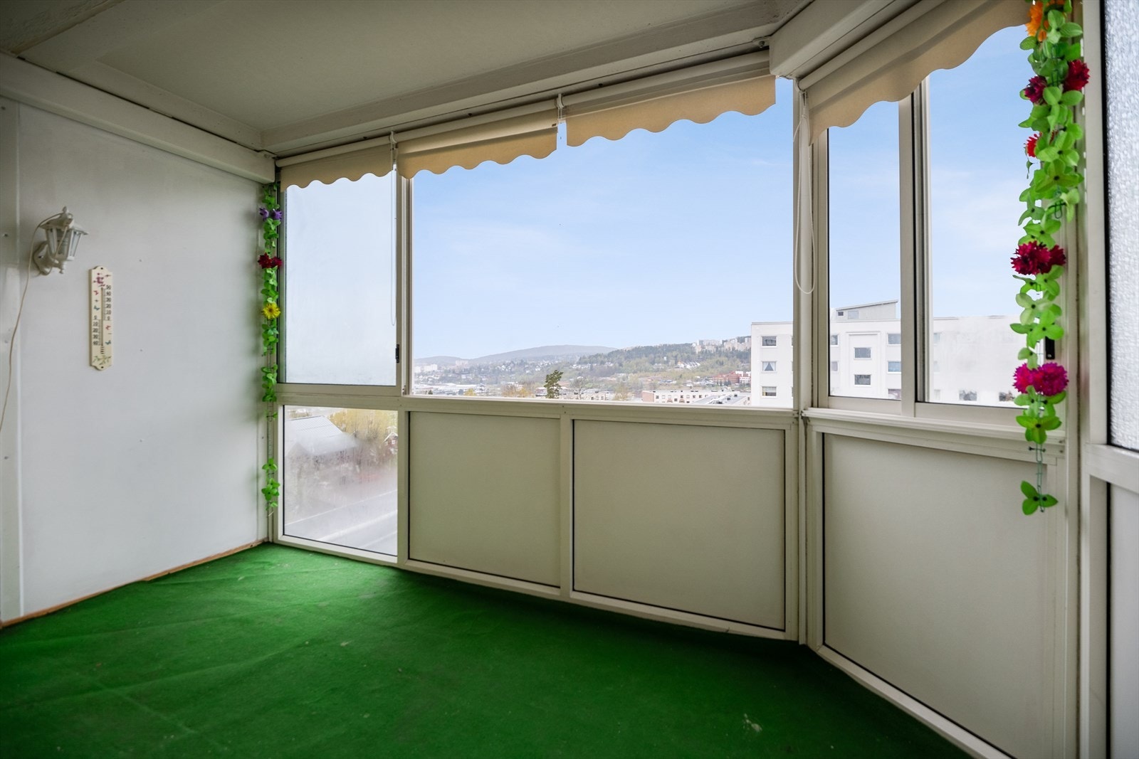 Balkongen er nordvestvendt og har flott utsikt. Galleribilde